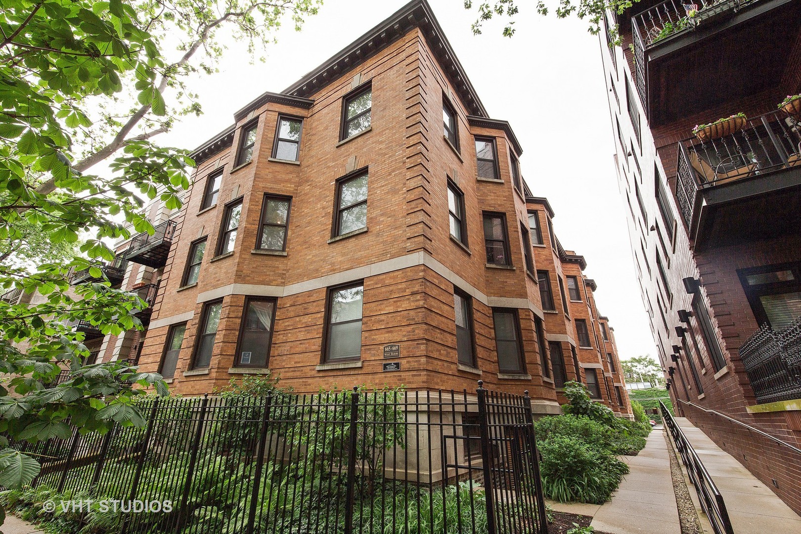 667 W Barry Avenue 2S Chicago, IL 60657 MLS 09661653 properties