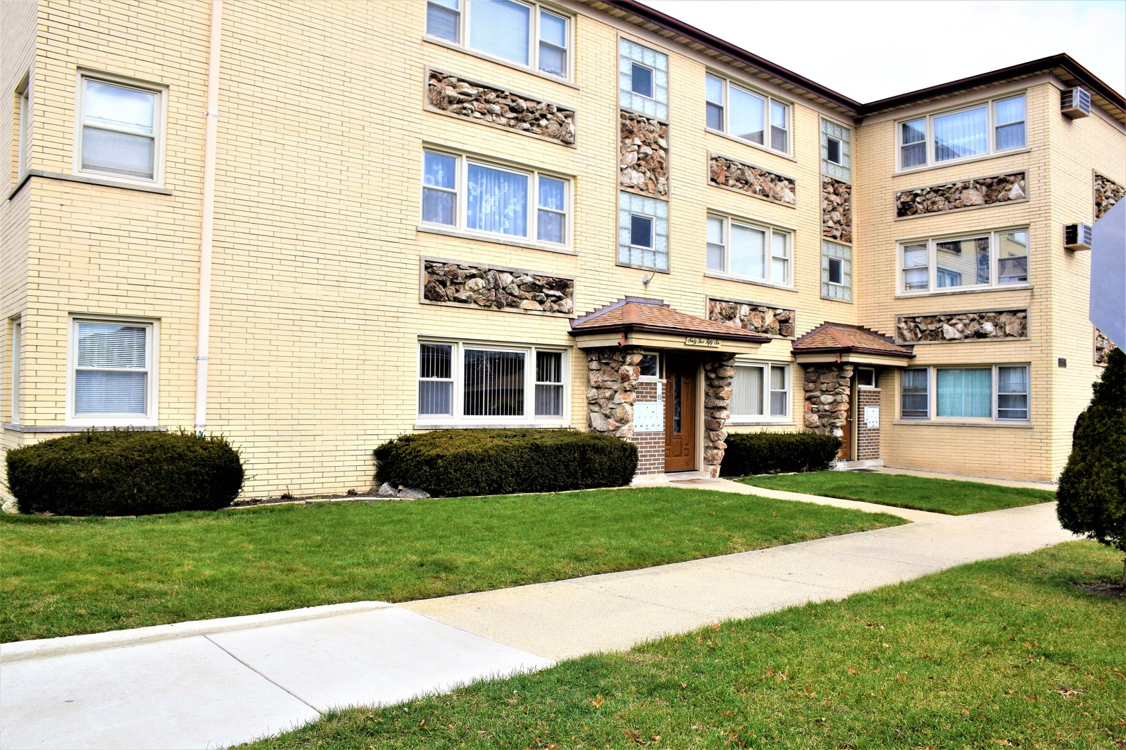 6556 W Barry Avenue 1C Chicago, IL 60634 MLS 09811707 properties