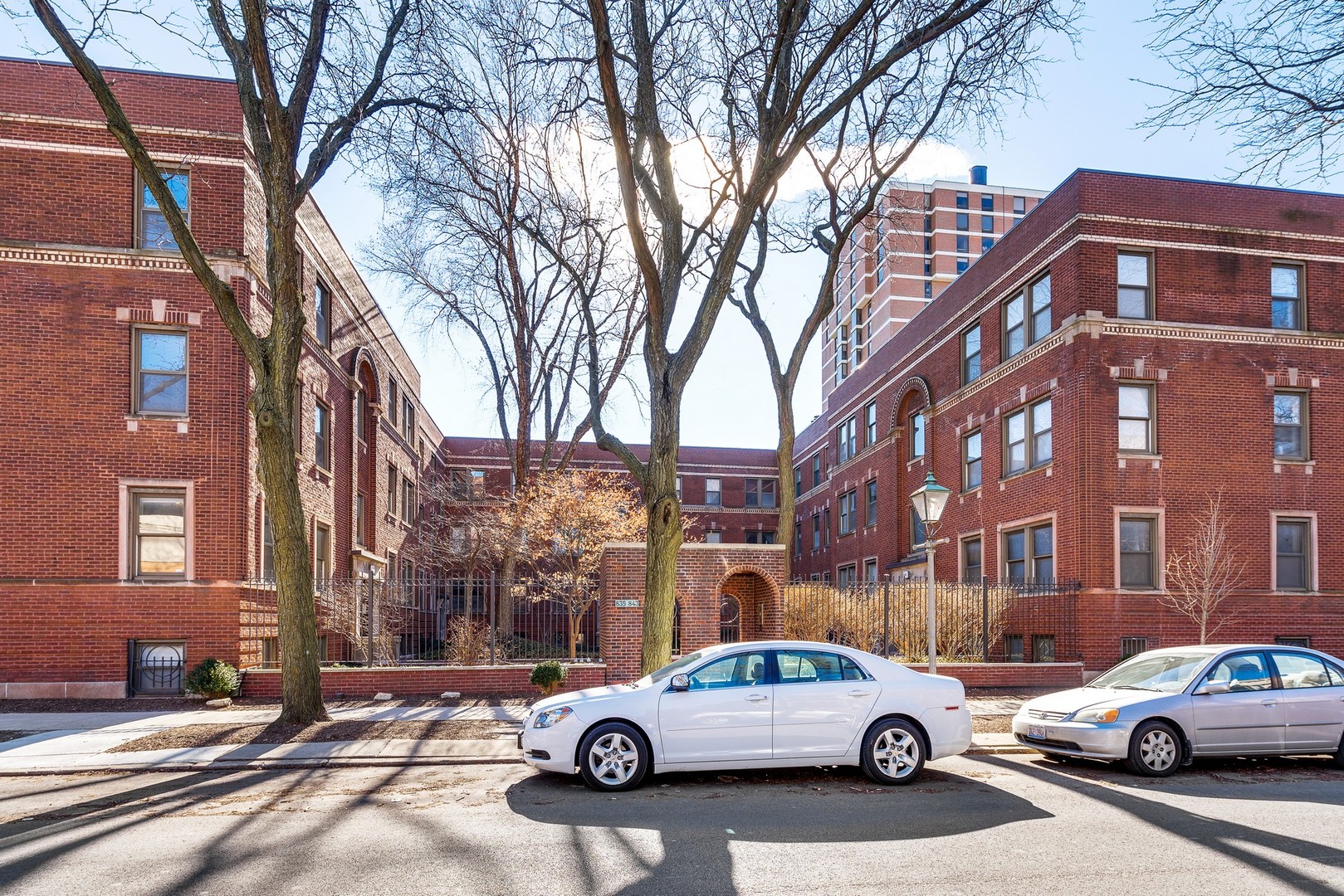 835 W Barry Avenue 1A Chicago, IL 60657 MLS 09850699 properties