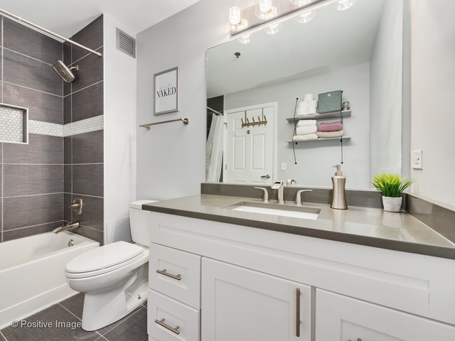 340 W Superior Street #1012 Chicago, Illinois 60654 - Image 14