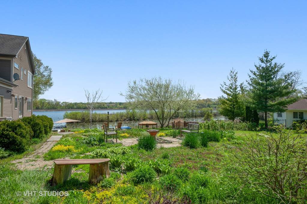 23762 W Rosemont Lane Lake Villa, Illinois 60046 - Side Garden