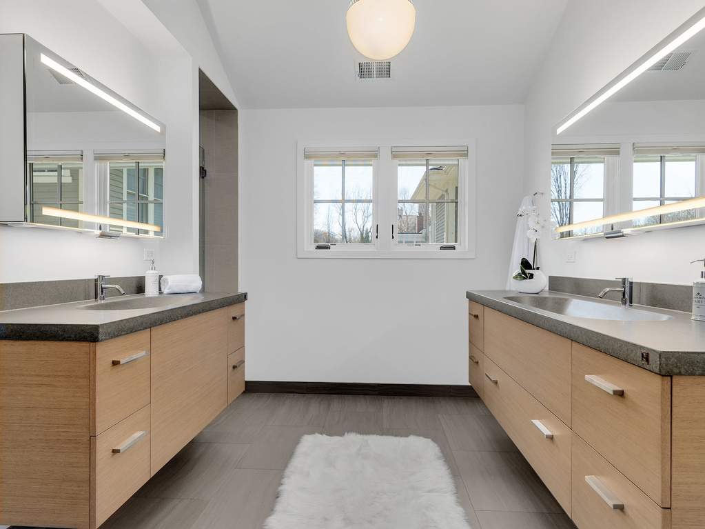 126 W 7th Street Hinsdale, Illinois 60521 - Master Bathroom