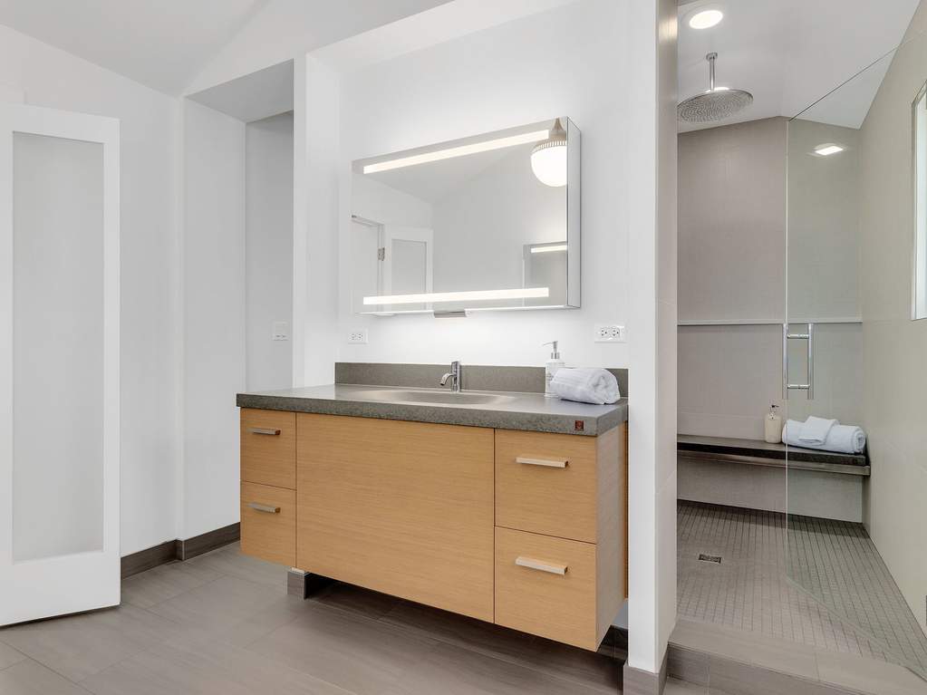 126 W 7th Street Hinsdale, Illinois 60521 - Master Bathroom