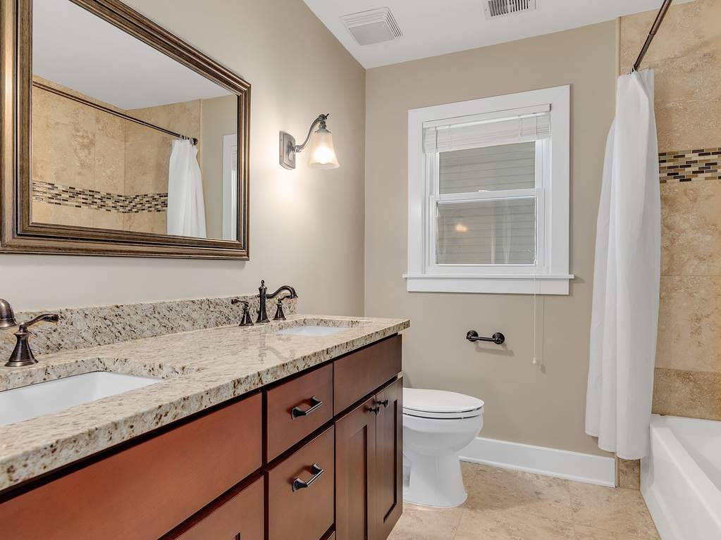126 W 7th Street Hinsdale, Illinois 60521 - Hall Bathroom 1
