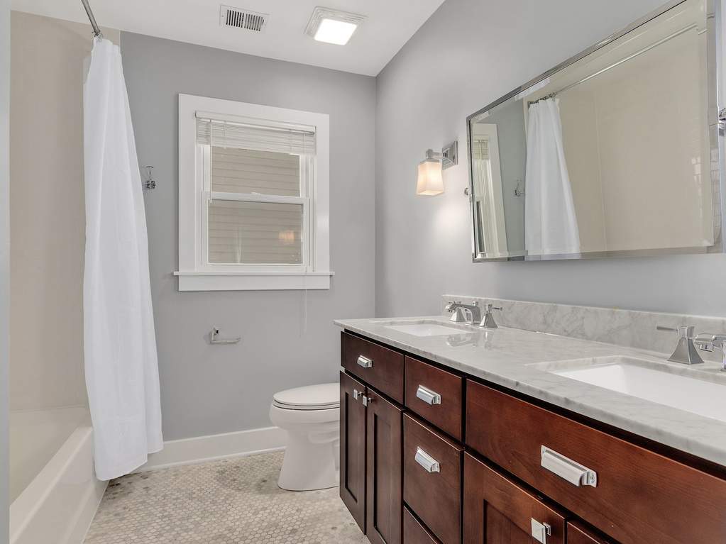 126 W 7th Street Hinsdale, Illinois 60521 - Hall Bathroom 2