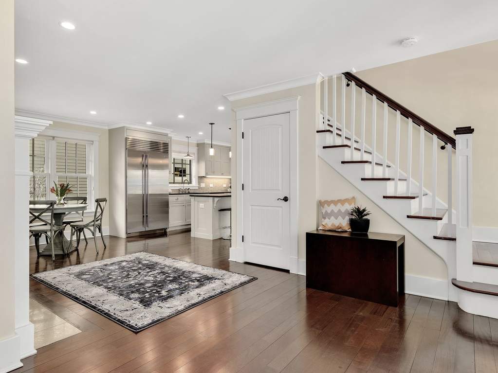 126 W 7th Street Hinsdale, Illinois 60521 - Foyer