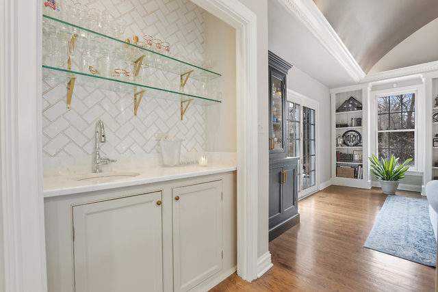 464 Easton Avenue Geneva, Illinois 60134 - BAR AREA PERFECT FOR ENTERTAINING.