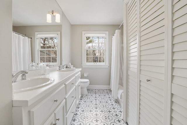 464 Easton Avenue Geneva, Illinois 60134 - 2ND LEVEL HALL BATH.