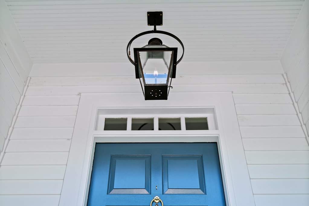 464 Easton Avenue Geneva, Illinois 60134 - ELEGANT ENTRANCE WITH GAS LAMP.