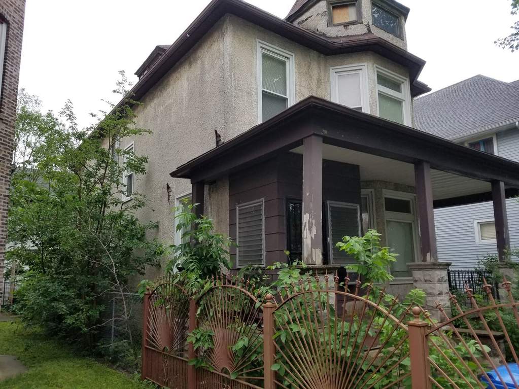 2906 E 77th Street Chicago, Illinois 60649 - Southwest front
