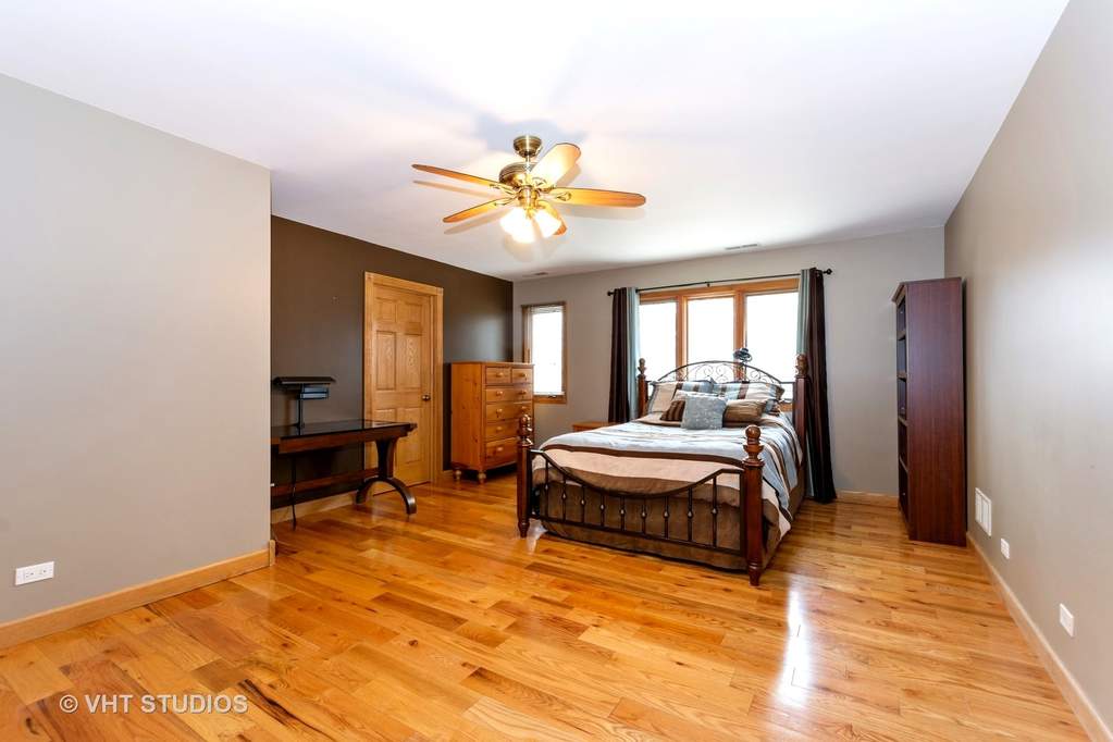 5701 Linden Avenue La Grange Highlands, Illinois 60525 - Large walk-in closet and ensuite bathroom.