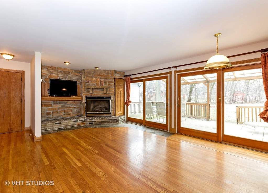 5701 Linden Avenue La Grange Highlands, Illinois 60525 - Double sliding doors, wooded fire place with warm colored stone. Comfortable eating area.