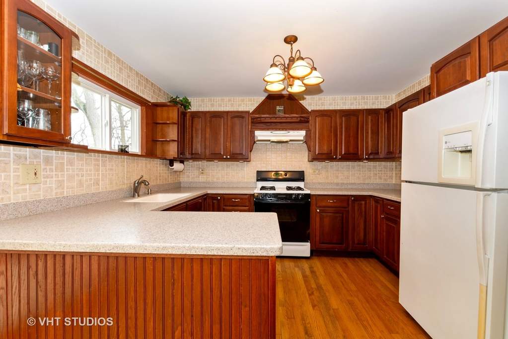 5701 Linden Avenue La Grange Highlands, Illinois 60525 - Freshly painted white cabinets, newer lighting and appliances would make this kitchen fresh and updated! So much potential here.