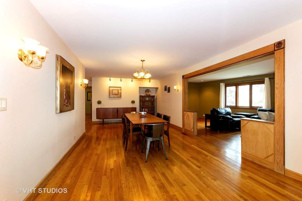 5701 Linden Avenue La Grange Highlands, Illinois 60525 - Large open concept dining room area.