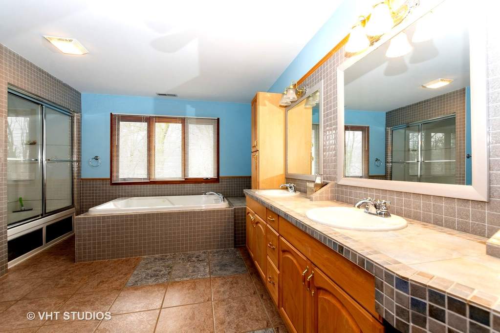 5701 Linden Avenue La Grange Highlands, Illinois 60525 - Double vanity, whirlpool bath, so much potential in this large master bathroom.