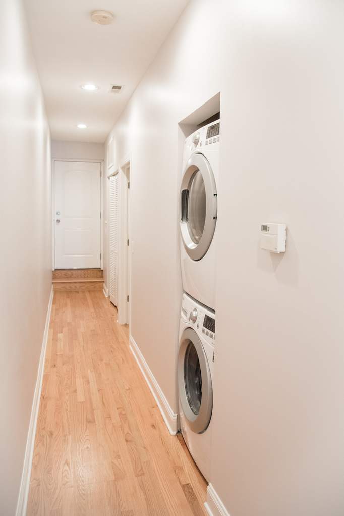 3253 W Lawrence Avenue #2D Chicago, Illinois 60625 - in-unit Washer/Dryer