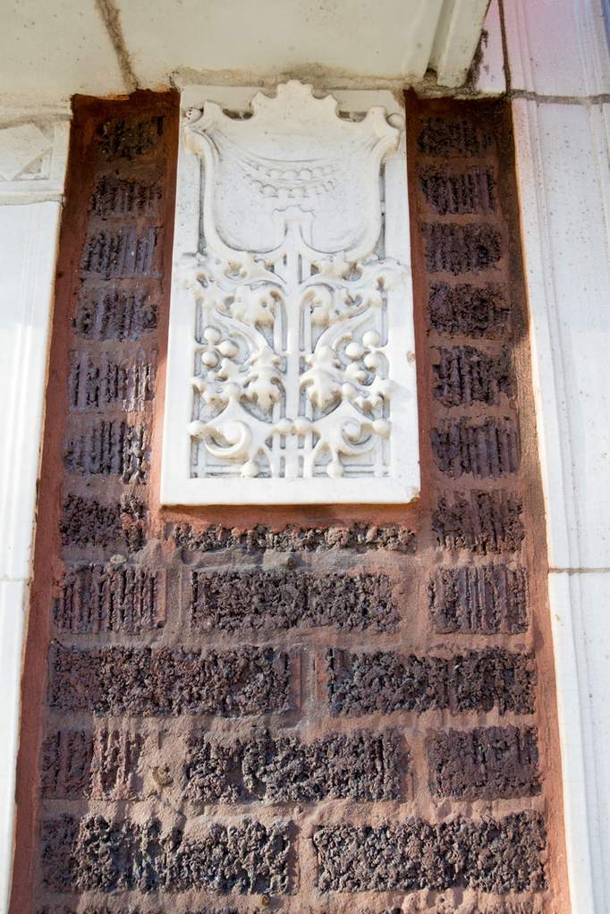 3253 W Lawrence Avenue #2D Chicago, Illinois 60625 - Original friezes from Louis Sullivan Studio