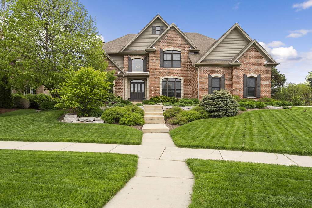 40W224 Ralph Waldo Emerson Lane St. Charles, Illinois 60175 - Beautiful curb appeal!