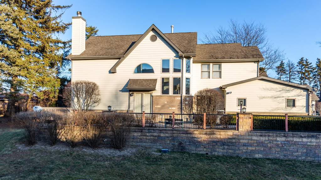 2501 Virginia Lane Northbrook, Illinois 60062 - End Unit Feels Like a Single-Family Home.