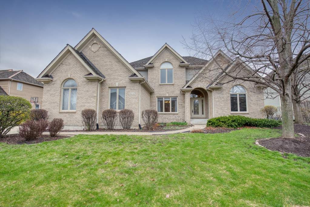 1232 Lansbrook Drive South Elgin, IL 60177 | MLS# 10689552 | @properties