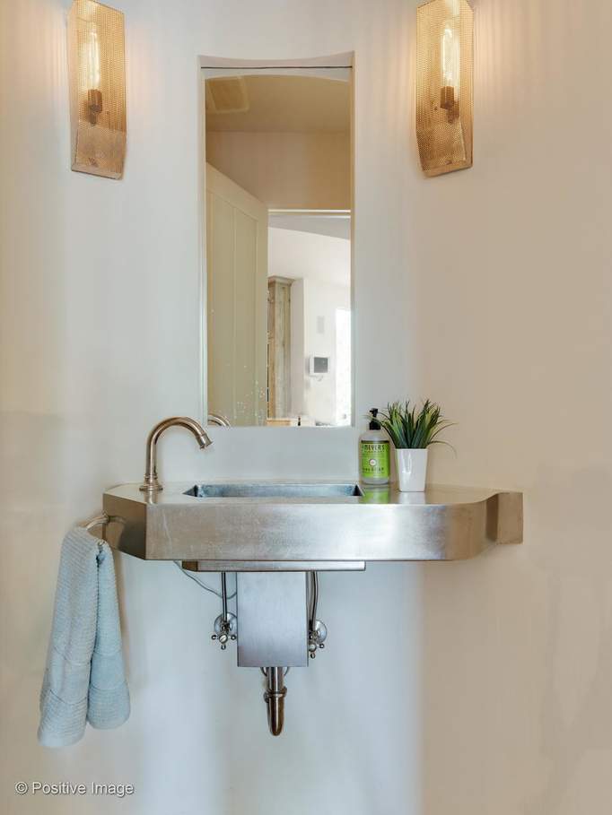 132 S Park Avenue Hinsdale, Illinois 60521 - Powder Room 1