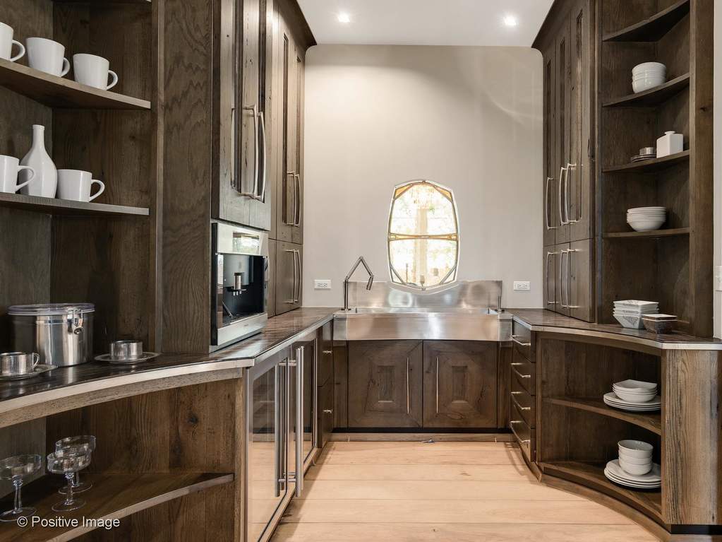 132 S Park Avenue Hinsdale, Illinois 60521 - Butler's Pantry