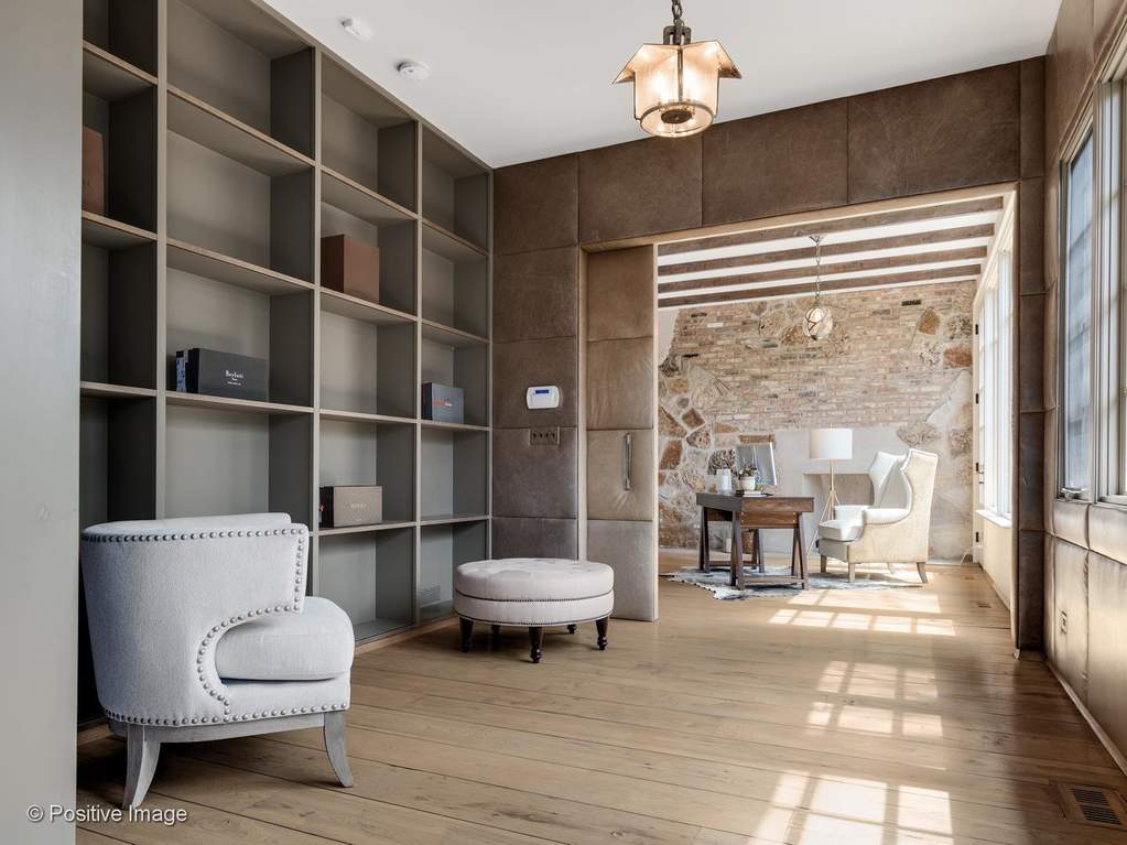 132 S Park Avenue Hinsdale, Illinois 60521 - Library or Designer Closet