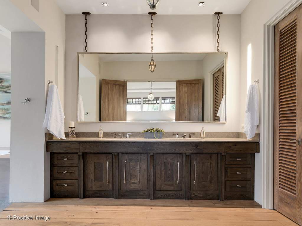 132 S Park Avenue Hinsdale, Illinois 60521 - Master Bathroom