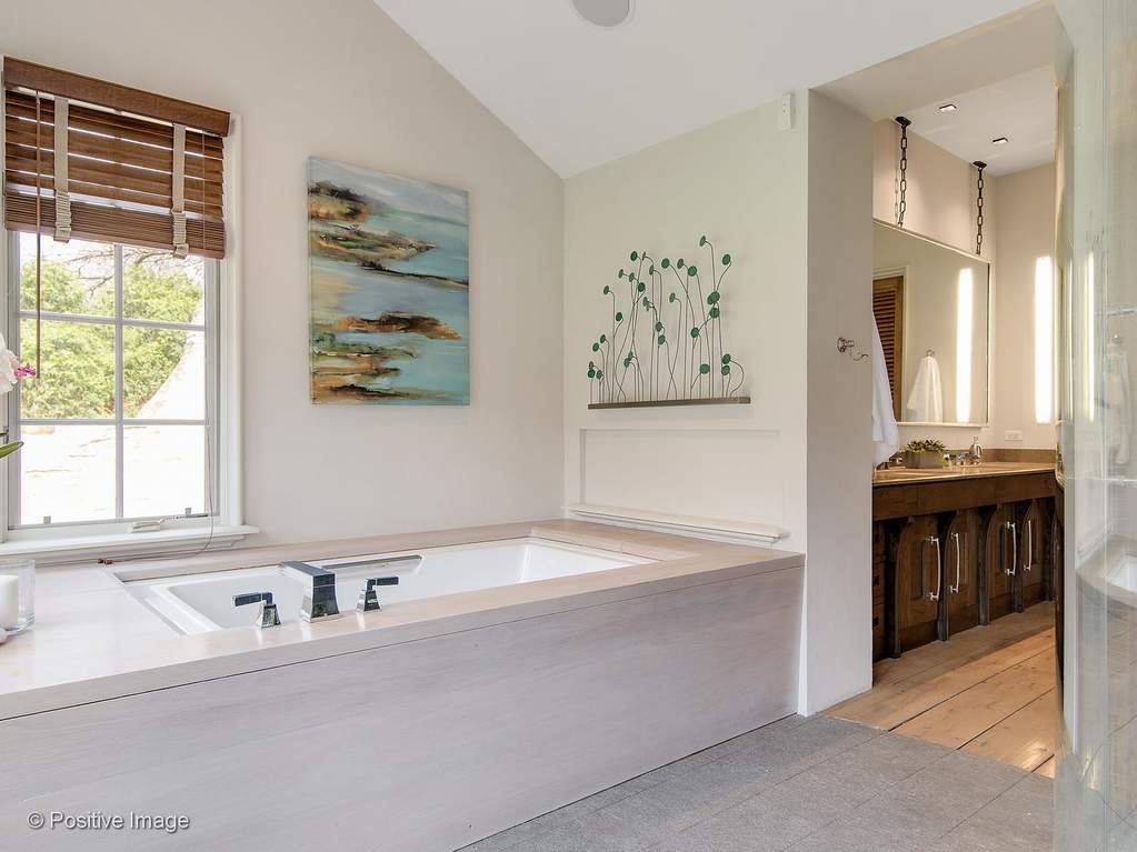 132 S Park Avenue Hinsdale, Illinois 60521 - Master Bathroom