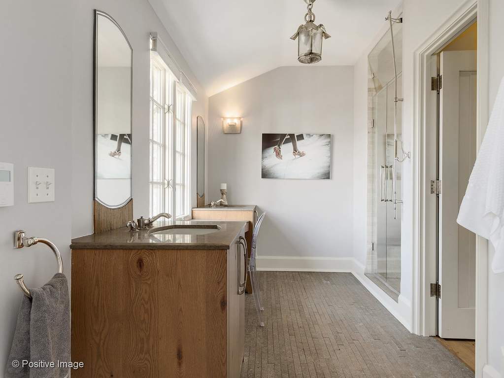 132 S Park Avenue Hinsdale, Illinois 60521 - Master Bathroom