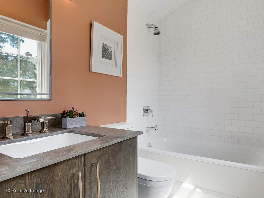 132 S Park Avenue Hinsdale, Illinois 60521 - Private Bathroom for Bedroom 3