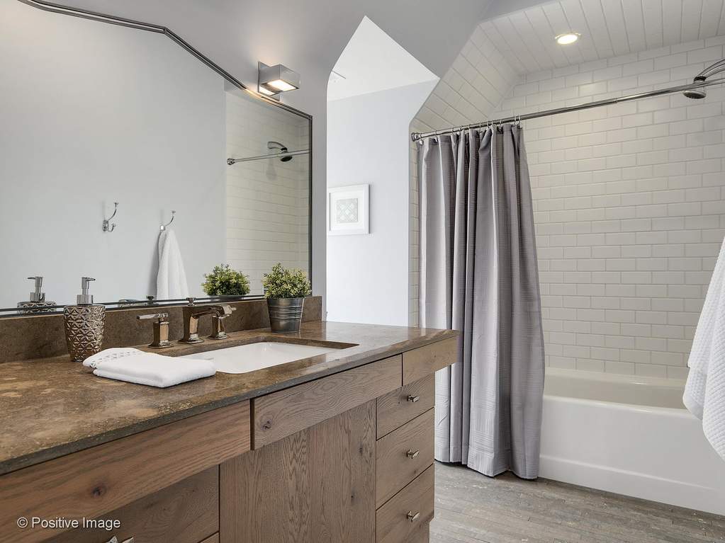 132 S Park Avenue Hinsdale, Illinois 60521 - Private Bathroom for Bedroom 4