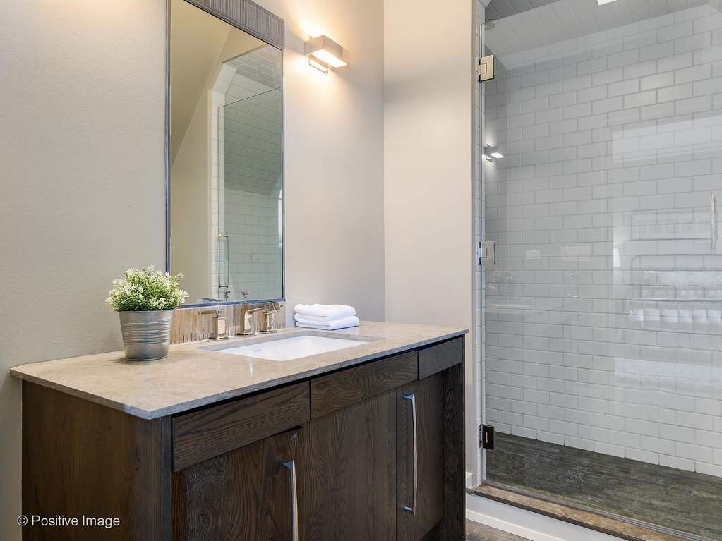 132 S Park Avenue Hinsdale, Illinois 60521 - Private Bathroom for Bedroom 5