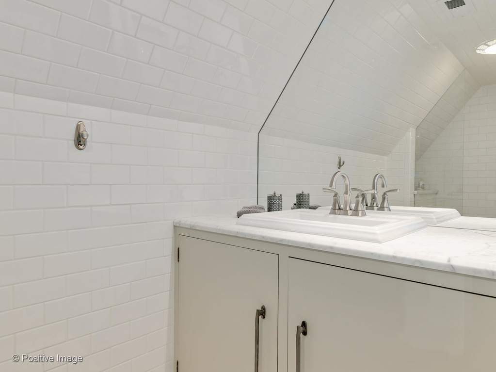 132 S Park Avenue Hinsdale, Illinois 60521 - Third Floor Bathroom