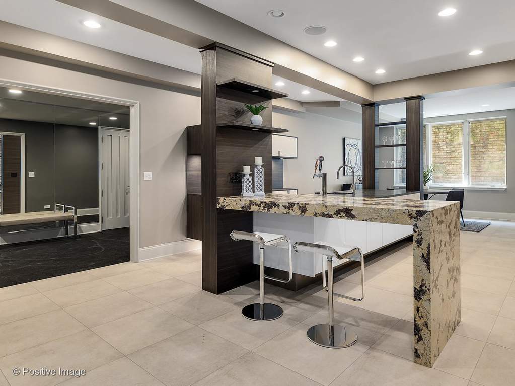 132 S Park Avenue Hinsdale, Illinois 60521 - Bar Area