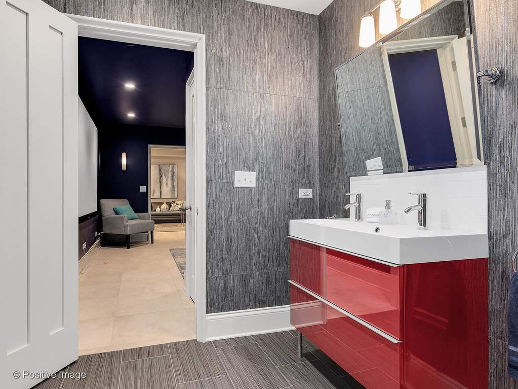 132 S Park Avenue Hinsdale, Illinois 60521 - Lower Level Bathroom