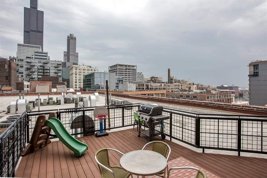728 W Jackson Boulevard #914 Chicago, Illinois 60661 - Private Terrace off the kitchen