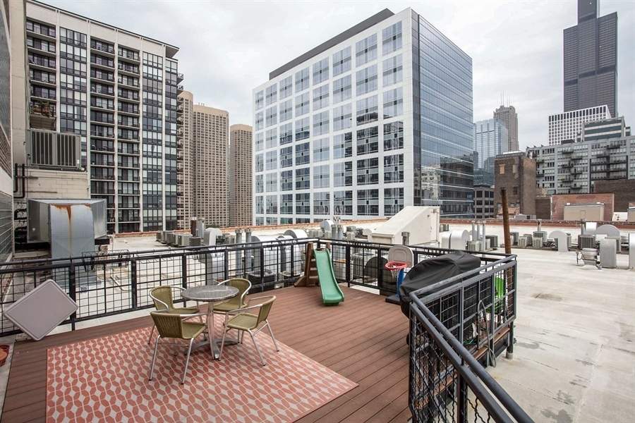 728 W Jackson Boulevard #914 Chicago, Illinois 60661 - Private Terrace off the kitchen