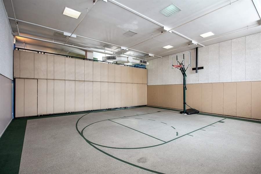 728 W Jackson Boulevard #914 Chicago, Illinois 60661 - Common Area 1/2 basketball court on the top floor