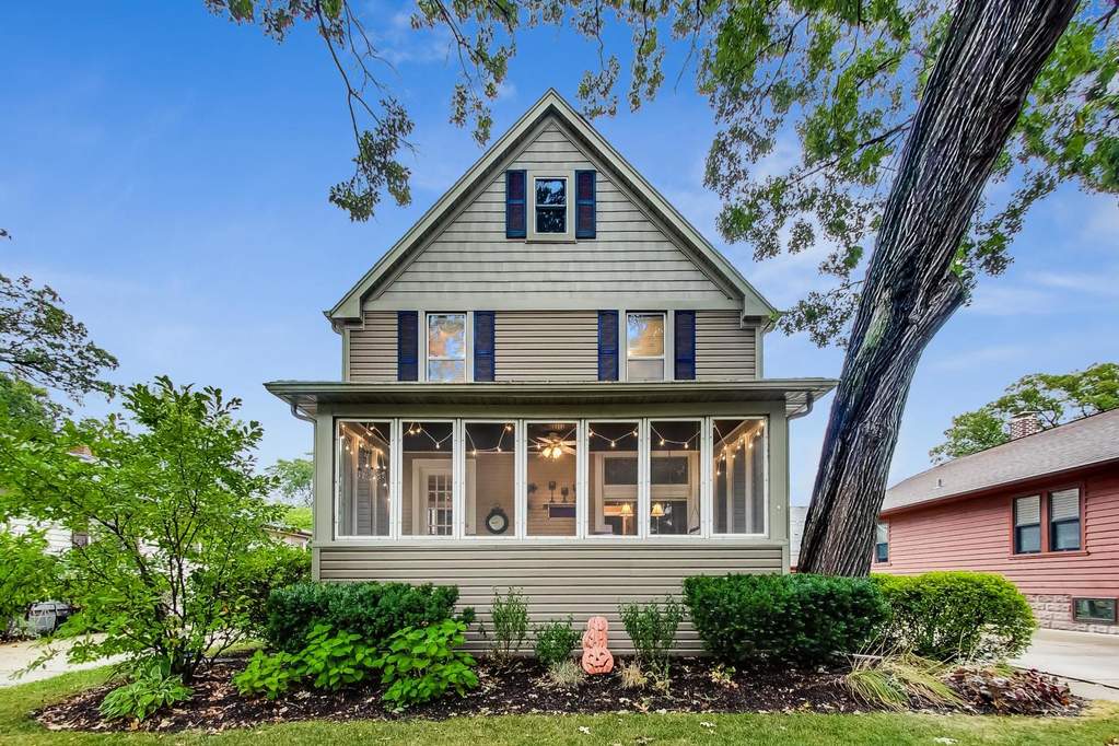 4929 Middaugh Avenue Downers Grove, Illinois 60515 - Front view