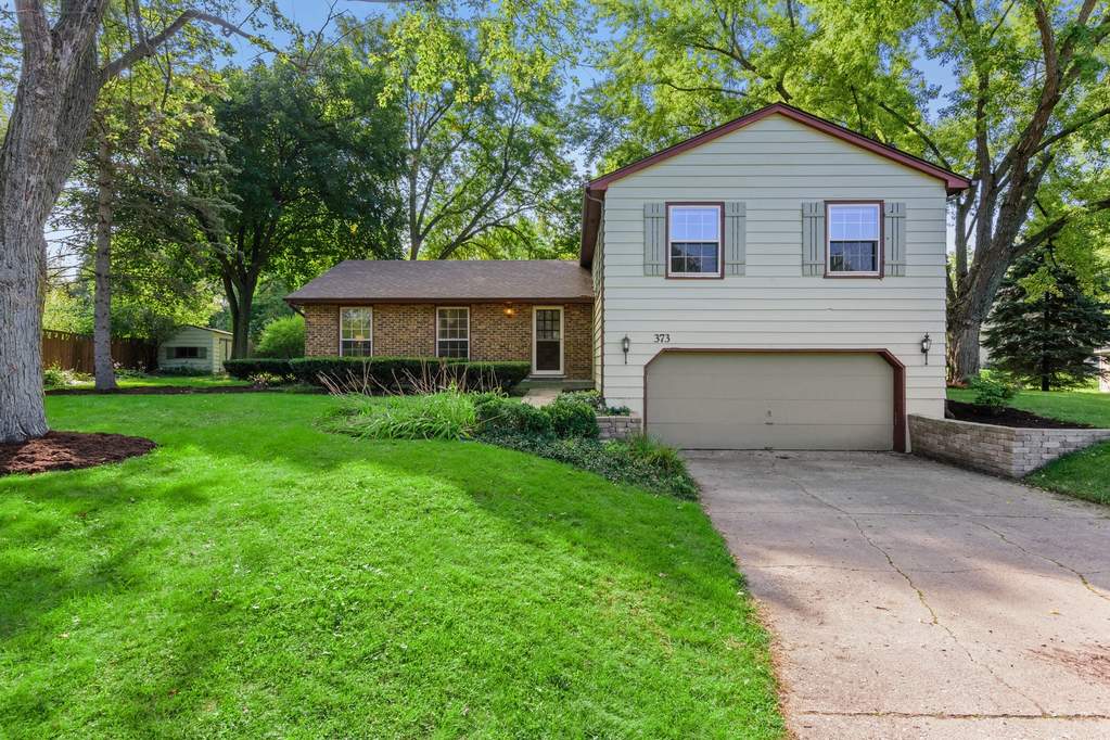 27W373 Aspen Court Winfield, IL 60190 MLS 10883372 properties