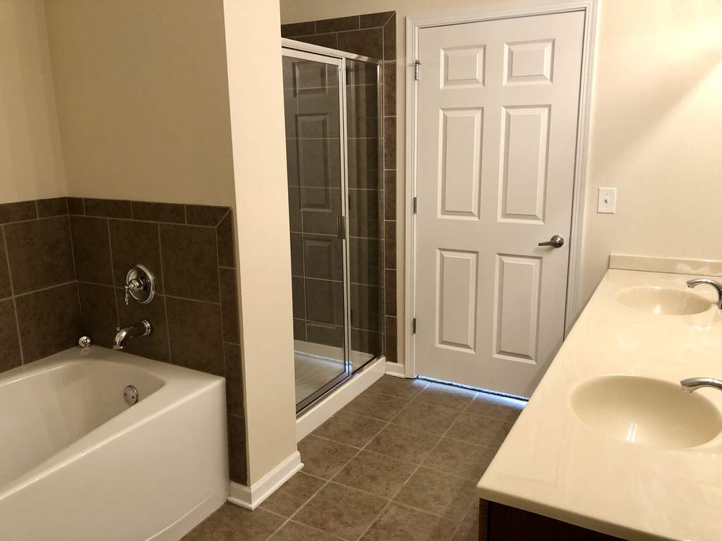 5100 W 96th Street #410 Oak Lawn, Illinois 60453 - Primary bath