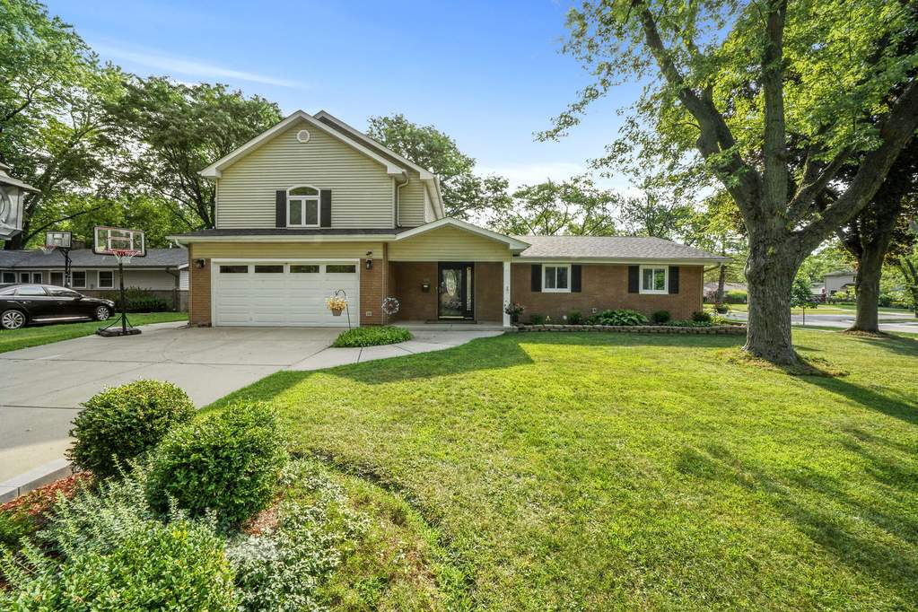 135 Weymouth Lane Schaumburg, Illinois 60193 - Image 1
