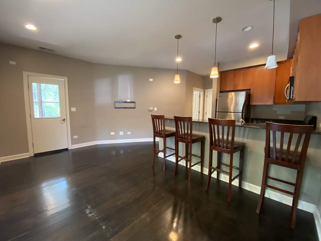 1900 W Byron Street #1 Chicago, Illinois 60613 - Sunroom connected to main living area