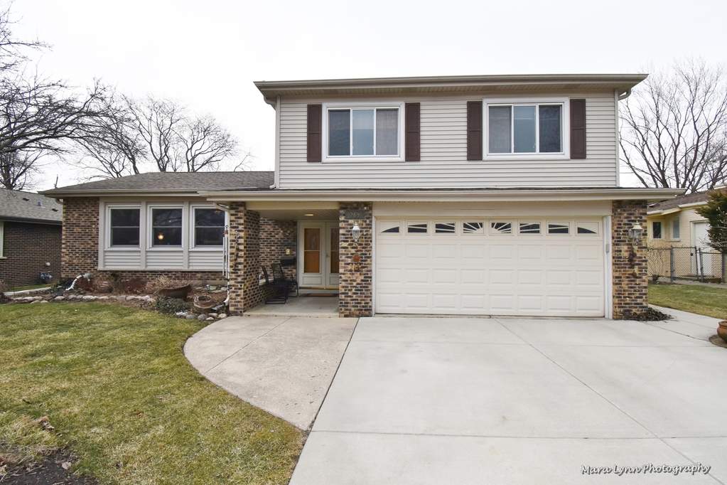 269 N Baynard Road Addison, Illinois 60101 - Beautiful brick and vinyl exterior with concrete drive and walkway/front porch~