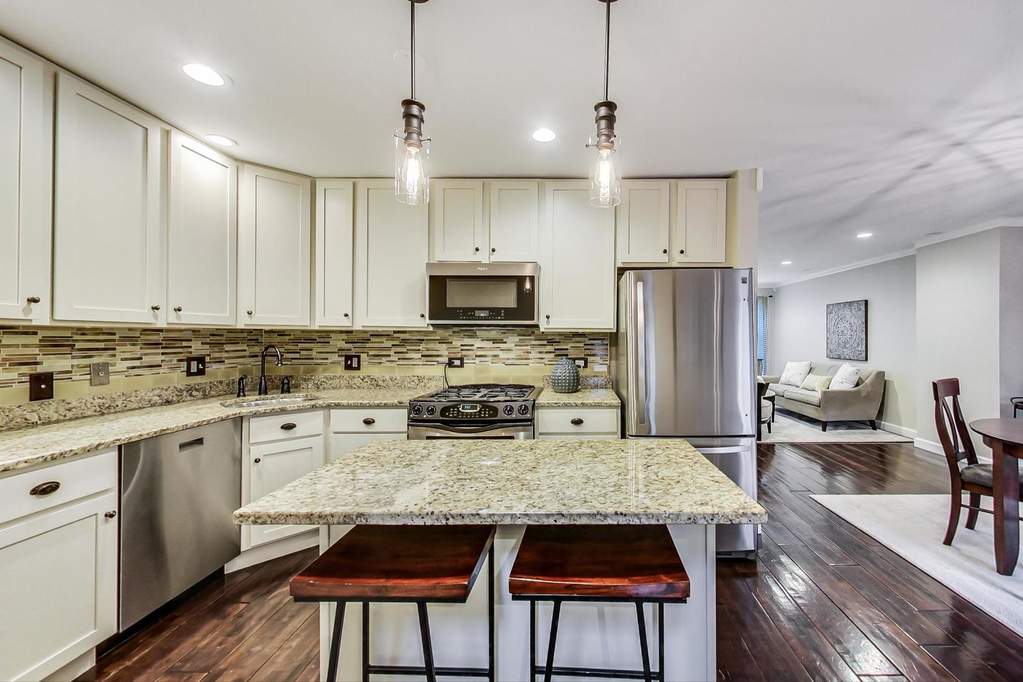 2640 N Albany Avenue Chicago, Illinois 60647 - Image 12