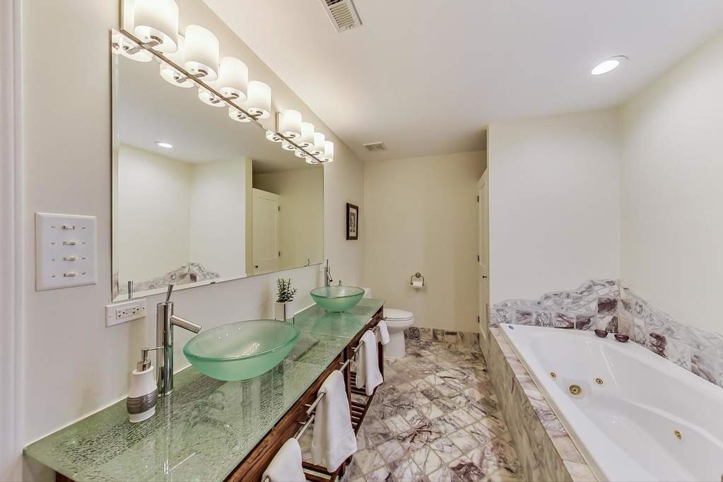 2640 N Albany Avenue Chicago, Illinois 60647 - Image 24