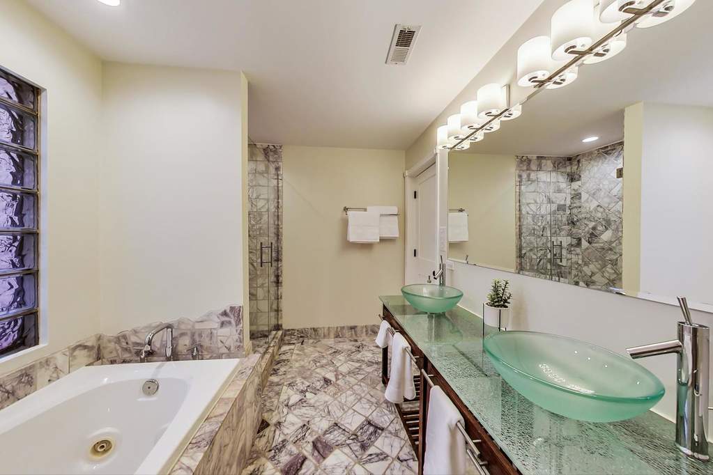 2640 N Albany Avenue Chicago, Illinois 60647 - Image 25