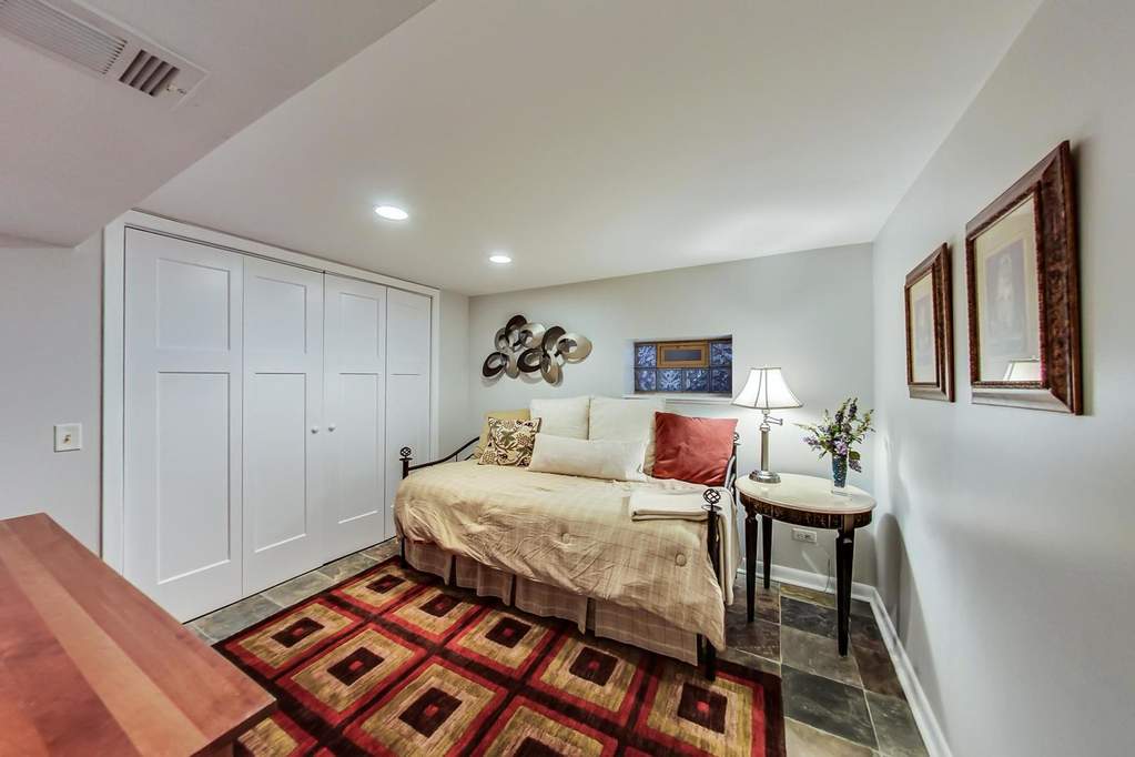 2640 N Albany Avenue Chicago, Illinois 60647 - Image 35