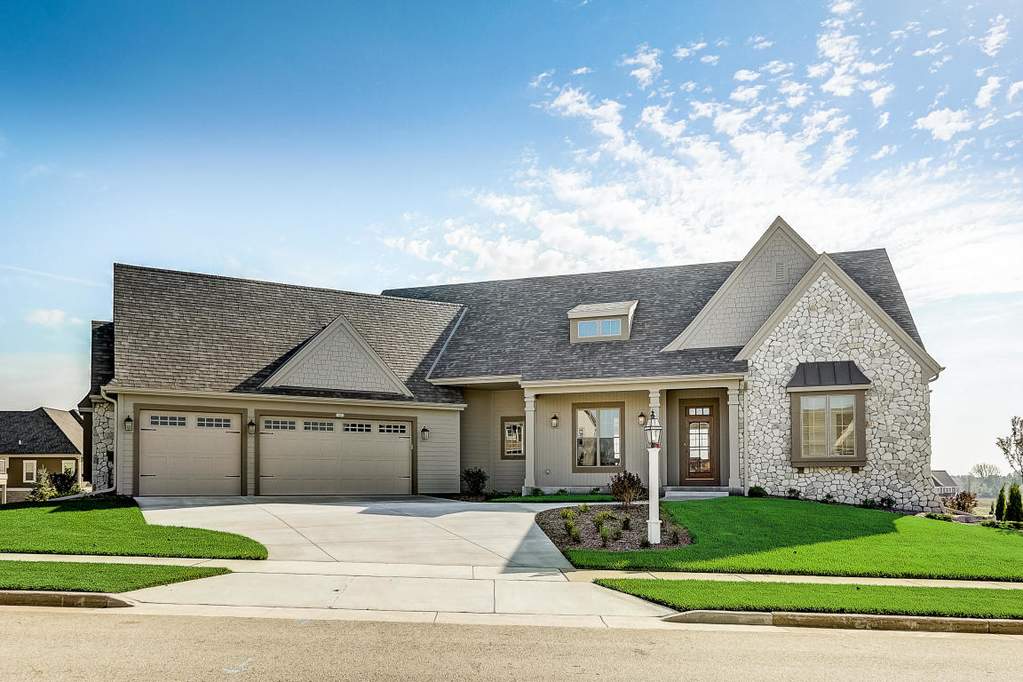 1405 Mohican Trl Waukesha, Wisconsin 53189 - Mohican Trail - For Print-05